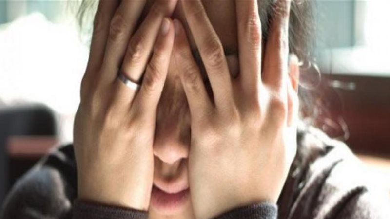 رجل أعمال يلقي مية