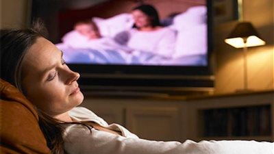 دراسة حديثة.. النوم مع التلفزيون يُصيب بالسمنة