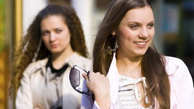 صديقتي تتحدث عني بالسوء ماذا أفعل؟.. خبيرة نفسية: «متحكيش معاها كتير»