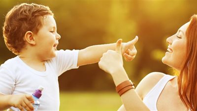 كيف أتعامل مع طفلي اليتيم؟ 5 نصائح للأم الأرملة