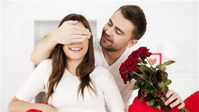 أعمل إيه لو نسي عيد جوازنا؟.. استشاري أسري: «ساعديه يسعدك»