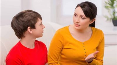 «ابني المراهق بيكرهني ماذا أفعل؟».. خبير إرشاد نفسي يضع روشتة التعامل