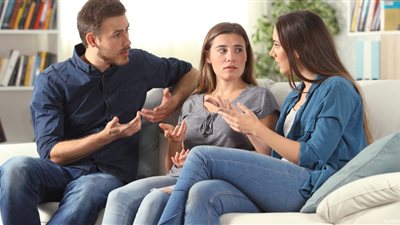 أخت خطيبي بتكرهني أعمل إيه؟.. خبيرة نفسية: «فسحيها وهتكسبيها»