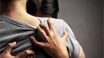 مواطن: زوجتي خانتني مع ابن عمي.. والشرطة تُلقي القبض على العشيق عاريًا