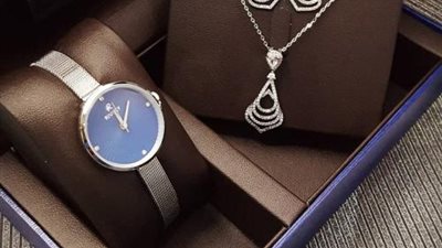 لـ«النساء».. قائمة إكسسوارات يمكن استعارتها من دولاب زوجك