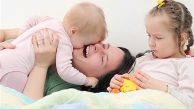  أخطاء تفعلها الأمهات تثير الغيرة والحقد بين الأبناء.. استشاري تحذر