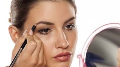 حكم تشقير الحواجب.. بالألوان جائز وبـ 