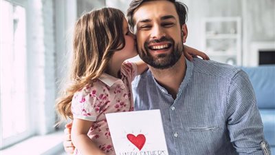 «كل سنة وأنت طيب يا بايا».. 3 أفكار للاحتفال بعيد الأب