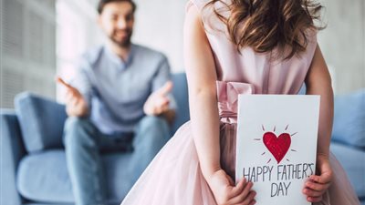 يوم الأب العالمي | هاشتاج يجتاح مواقع التواصل :هناك ديون لا يمكن سدادها