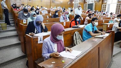 وقف رئيس قسم بآداب بني سويف عن العمل..طالبة: ضربني بالقلم بعد الإمتحان