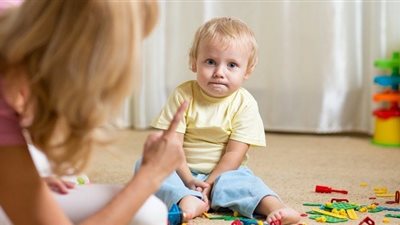 خبيرة علاقات أسرية: مراقبة الطفل تبدأ من سن الثامنة.. فيديو 