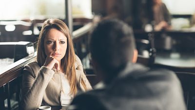 لو هتقابلي العريس لأول مرة.. 3 نصائح لتجنب فضائح «القعدة» 