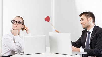 «العيون فضّاحة».. 10 علامات تؤكد «وقوع» زميلك في حُبك