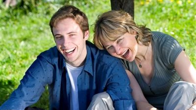 عن اختيار الزوجة الأكبر سنًّا.. خبير علاقات أسرية: متأثر بأمه.. فيديو