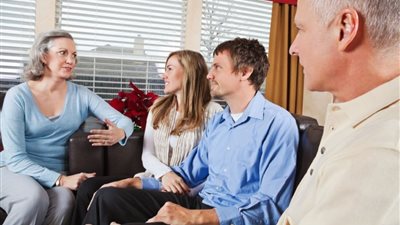 متصلة: تدخلات أهلي في حياتي كثيرة.. أمين الفتوى يرد: «كلام جوزك أهم».. فيديو