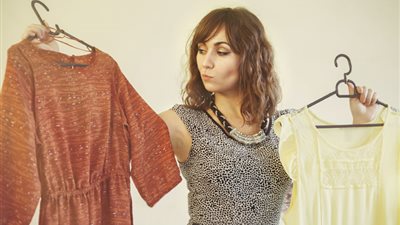 اختاري الجرسيه واحذري النايلون.. إليكِ أفضل وأسوأ أنواع الأقمشة الصيفية