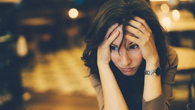 7 مراحل للحالة النفسية بعد الانفصال.. والخامسة أخطرهم.. فيديو