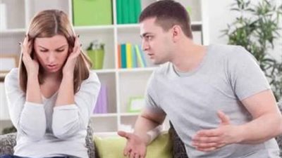 متصلة: زوجي يتحدث عن أهلي بالسوء.. استشاري نفسي ترد: «متسكتلوش»