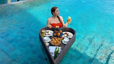 صور نسرين طافش تتناول الإفطار في عرض البحر