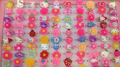 طرق تنسيق «الخواتم البلاستيك» لإطلالة عصرية