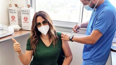 باسكال مشعلاني تتلقى لقاح كورونا: «أخيرًا عملت اللي عليّا»