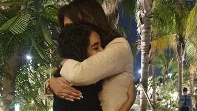 وزيرة الهجرة عن فتاة المطعم: «نطيت من على الكرسي وخدتها في حضني»