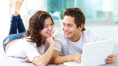 كوني فنانة في تعاملك معه.. 5 عبارات محظورة أمام زوجك