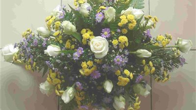 لإضافة لمسة جمالية لديكور منزلك.. خطوات تنسيق الزهور بأقل الإمكانيات 