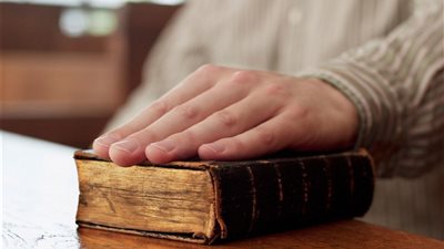 خالد الجندي: حلف اليمين على نية المُستحلف.. فيديو 