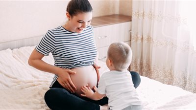 لتجنب ألاعيبه.. خبيرة نفسية تُحذر الحوامل: أخبري طفلك بقدوم المولود