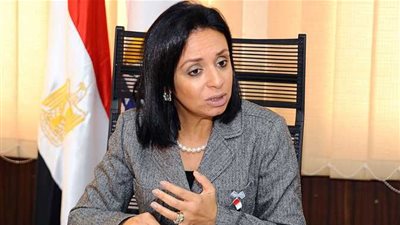 مايا مرسي تفتتح معرض الحرف اليدوية بمهرجان أسوان السينمائي 