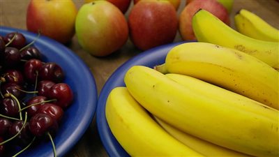 6 أطعمة لنوم عميق.. منها الكريز والموز