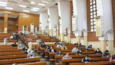 اليوم رابعة آداب وتجارة وأولى صيدلة وزراعة.. طلاب جامعة القاهرة يواصلون امتحاناتهم