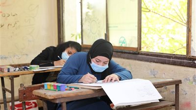 طلاب الدبلومات الفنية يؤدون الامتحانات التحريرية للدور الأول 