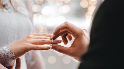 أمين الفتوى يدلّ الأزواج على خطوات استعادة حب الخطوبة 