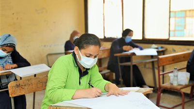 محاولات للغش من المذكرات والموبايل بالدبلومات الفنية 