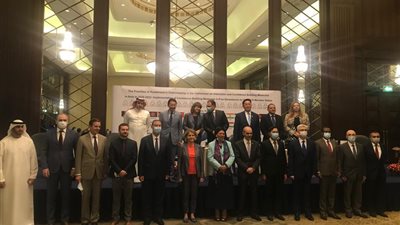 في مشهد نادر ..السفير الفلسطيني كتفاً بكتف مع السفيرة الإسرائيلية بالقاهرة