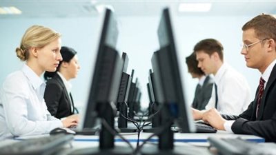 كيف تتعاملين مع زميلتك «العصفورة» في العمل ؟