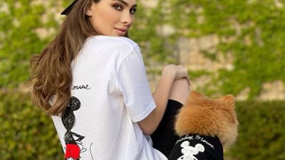 أحدث صيحات الـ«تيشيرت» الأبيض المطبوع و5 طرق تنسيق| صور