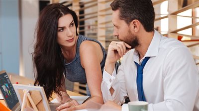 إزاي توقعي الكراش؟!.. 5 حركات تساعدك في جذب انتباه الرجل