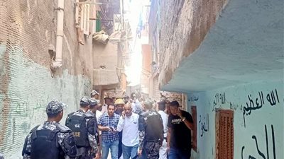 سيدتان أول ضحايا عقار الإسكندرية .. وضيق الشارع يمنع دخول معدات الإنقاذ