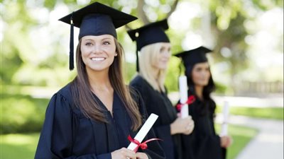 إلا فراق الأصحاب.. خريجات 2021 يودعن مدرج الجامعة واللمة الحلوة 