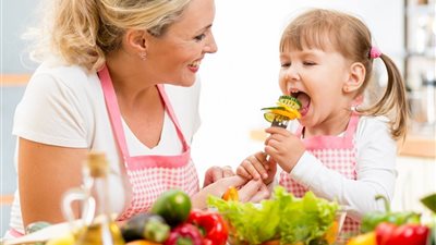 «الشوفان والتوت».. 10 أطعمة لتحسين وظيفة الدماغ لدى الأطفال