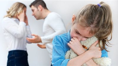 «خطفهم لامرأة خليجية».. إيمان تصرخ بمحكمة الأسرة: «عاوزة بناتي»