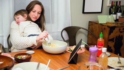 ستات البيوت حاسين بالكآبة والملل والأيام زي بعضها.. وخبيرة: 3 طرق للفرفشة