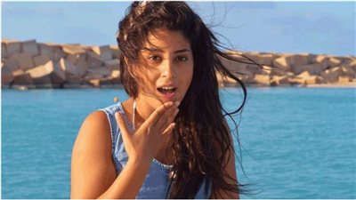 أيتن عامر تأكل البطيخ أمام البحر في عز الحر| صور