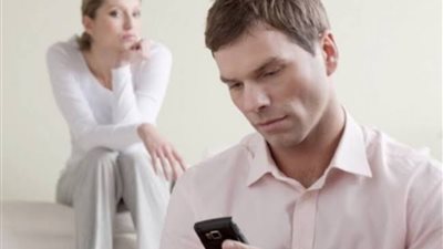 أبرزها «المدح».. 4 علامات مهمة لكشف خيانة زوجك  