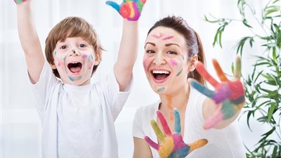 خبيرة تربوية: المرح والكوميديا سر كسب قلوب أطفالك