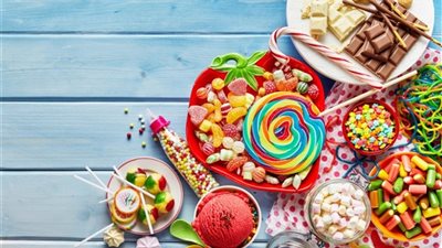 أضرار تناول الحلويات بعد الأكل.. منها ظهور حب الشباب والتجاعيد