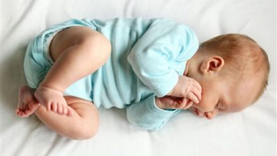 علاج الإمساك عند الرضع في الشهر الأول بطرق بسيطة